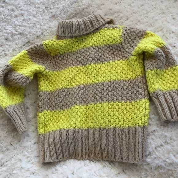 Baby girl  one button sweater. - Picture 2 of 4